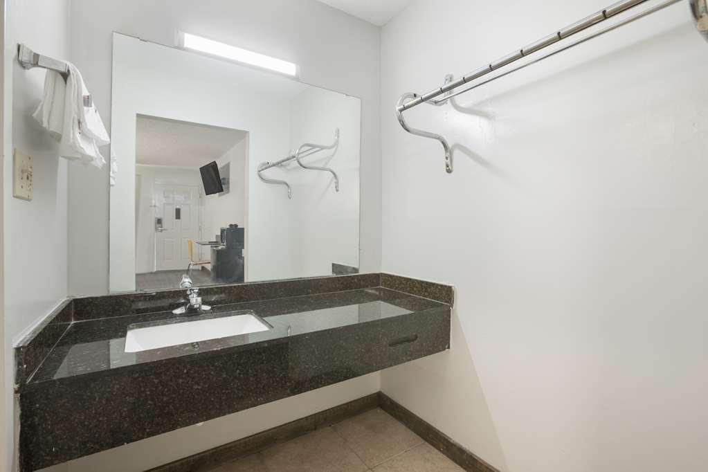 Americas Best Value Inn Stockbridge Habitación foto
