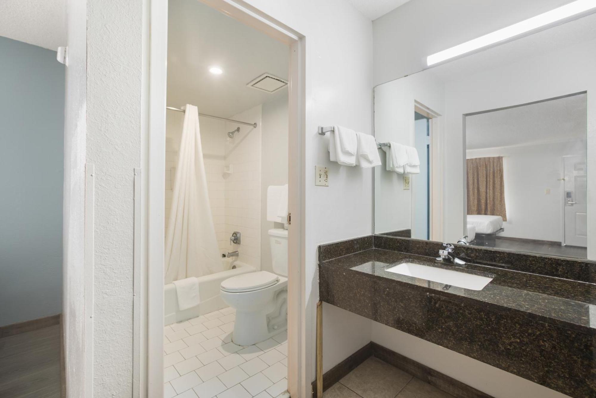 Americas Best Value Inn Stockbridge Habitación foto